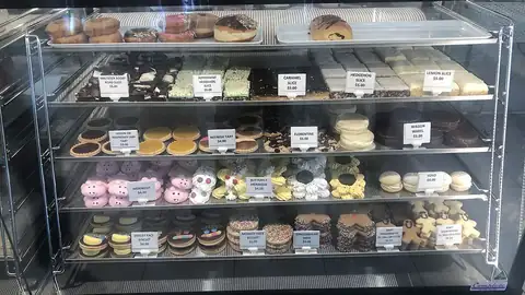 Cake cabinet